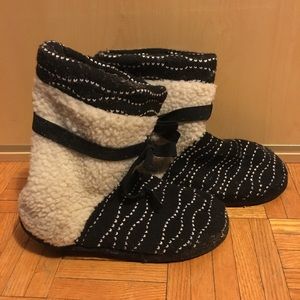 Ardene black and white cute uggs